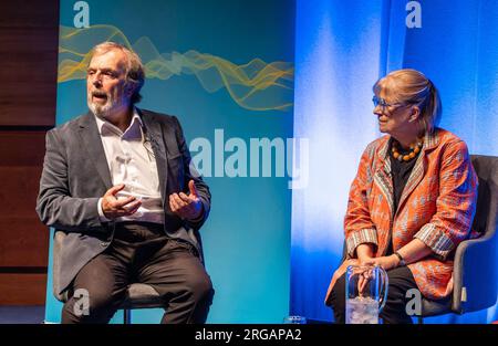 Edimburgo, Regno Unito. 8 agosto 2023 nella foto: Il presentatore della LBC Iain Dale in conversazione con l'emittente conservatrice Peter Hitchens e l'editorialista del Guardian ed ex redattore della BBC per gli affari sociali Polly Toynbee. Crediti: Rich Dyson/Alamy Live News Foto Stock