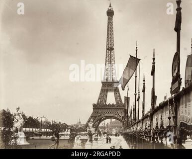 Fotografia vintage del 1900° secolo: Torre Eiffel Parigi, esposizione Universelle. L'esposizione Universelle del 1900, meglio conosciuta in inglese come esposizione di Parigi del 1900, è stata una fiera mondiale che si è tenuta a Parigi, in Francia, dal 14 aprile al 12 novembre 1900. Foto Stock