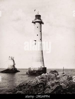 Fotografia d'epoca del XIX secolo: Il 'nuovo' faro di Eddystone dopo il completamento, circa 1890's. Questo è il quarto faro da costruire del sito. Il troncone della Torre di Smeaton - il terzo faro, è visibile a sinistra. Foto Stock