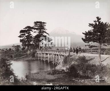 Fotografia d'epoca del XIX secolo: Monte Fuji, vulcano Fujiyama dal Ponte di Sudzukawa (KA-Aibashi) Foto Stock