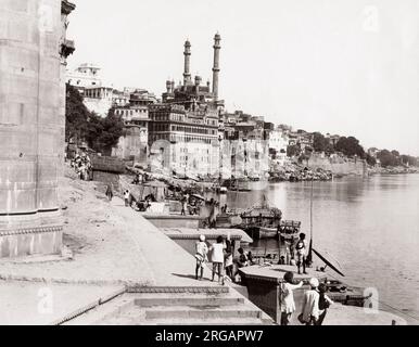 Vista lungo i ghats, Benares (Varanasi), India, c.1880's ghats o passi lungo il Gange consentire fedeli indù per raggiungere il santo di acqua di fiume. Foto Stock