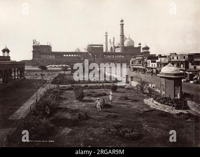 19th ° secolo vintage fotografia - il Masjid-i Jehan Numa, comunemente noto come il Jama Masjid di Delhi, una delle più grandi moschee in India. Fu costruito dall'imperatore Mughal Shah Jahan tra il 1650 e il 1656. Immagine di Samuel Bourne, 1860. Foto Stock