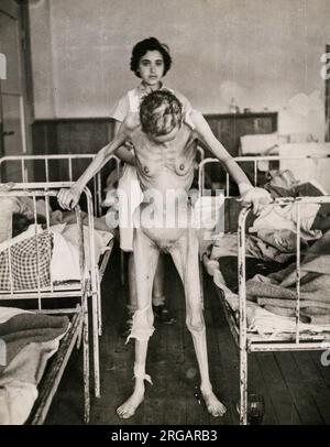 Vintage World War 11 WW2 Photografia - il sopravvissuto al campo di concentramento ebraico Margit Shcwartz, di 31 anni, di Budapest, in ospedale. Secondo la didascalia ha scelto di tirarsi in questa posizione senza aiuto, così potrebbe essere fotografata, essendo stata in precedenza vitalmente incapace di muoversi. Foto Stock