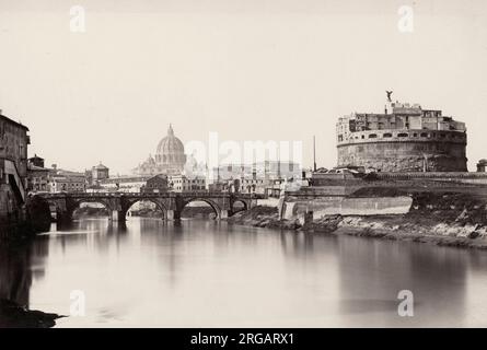 Foto d'epoca del XIX secolo - vista di Roma, italia dal fiume Tevere, Castel Sant'Angelo e dal Vaticano visibile. Immagine circa 1870's. Foto Stock