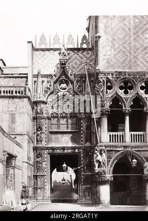 Fotografia d'epoca del XIX secolo: Porta della carta Palazzo Ducale, Venezia Italia. Foto Stock