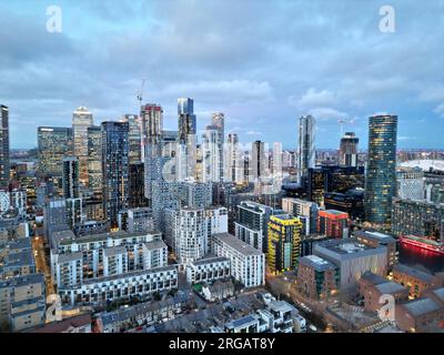 Vista serale dei grattacieli del quartiere finanziario di Canary Wharf, Londra, Regno Unito, aereo Foto Stock