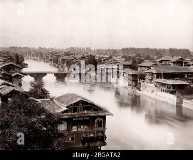 Ponte sul fiume Jhelum, Srinagar, Kashmir, India, circa 1890's. Foto Stock