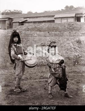 Giapponese degli artisti di strada, acrobati, bambini, Giappone, c.1880's Foto Stock