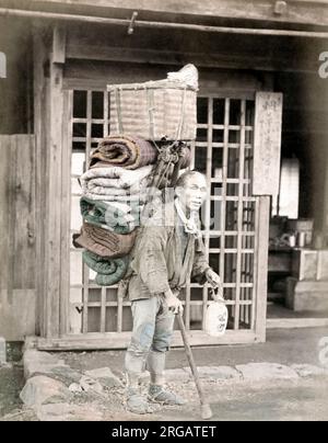 C. 1880 Giappone - porter il trasporto del carico per i pellegrini Fino del Monte Fuji Foto Stock