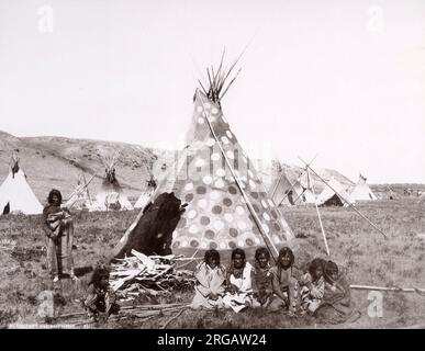 Fotografia d'epoca della fine del XIX secolo: Accampamento dei piedi Blackfoot nativi americani, Canada Foto Stock