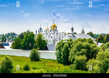 Pittoresca vista estiva del monastero medievale dell'Intercessione (Pokrovsky). Vista panoramica del Convento dell'Intercessione a Suzdal, anello d'Oro, Russia. Foto Stock