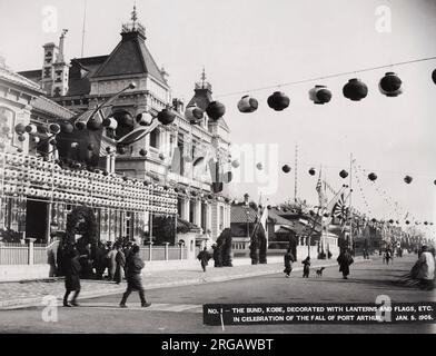 Fotografia d'epoca 1905: Kobe Bund decorata per celebrare la caduta di Port Arthur nella guerra russo-giapponese, Russia Giappone. Foto Stock
