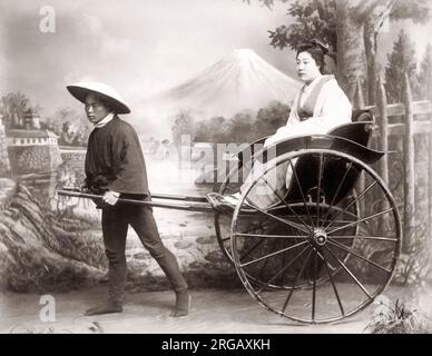 La donna in un rickshaw in una impostazione di studio, Giappone, c.1890 Foto Stock