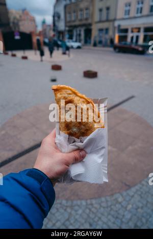 Cheburek è una pasta salata e fritta, solitamente piena di carne macinata e spezie, popolare nelle cucine dell'Europa orientale e dell'Asia centrale Foto Stock