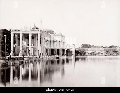 Fotografia d'epoca del XIX secolo: Sud-est asiatico, palazzo sul lungomare. Foto Stock