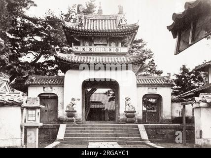 Fotografia d'epoca del XIX secolo: Tempio buddista di Nagaski, Giappone Foto Stock