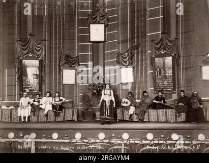 Fotografia d'epoca del XIX secolo - ballerina araba del ventre, danse du ventre, in un teatro egiziano, il Cairo, Egitto, circa 1890 s. Foto Stock