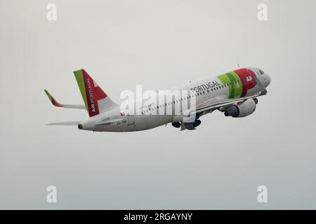 Zurigo, Svizzera, 19 maggio 2023 CS-TNS TAP Air Portugal Airbus A320-214 decollo dalla pista 10 Foto Stock