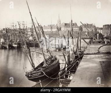 Fotografia d'epoca del XIX secolo - vista sul porto di St Malo, Francia. Navi legate lungo il molo. Foto Stock