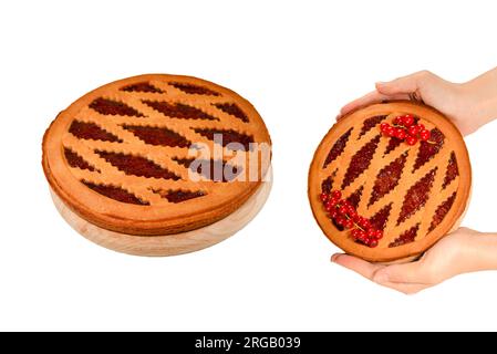 Torta di fragole in donne mani isolate su sfondo bianco Foto Stock