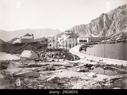 Fotografia d'annata del XIX secolo: Passo del Gottardo, l'antico Hospice, immagine del 1880 circa. Foto Stock