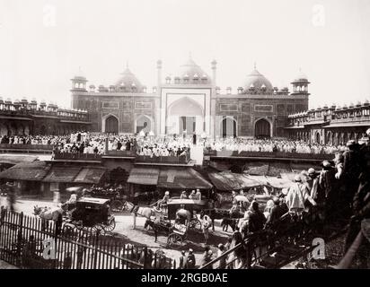 La Masjid-i Jehan Numa, comunemente conosciuta come la Jama Masjid di Delhi, è una delle più grandi moschee in India. Grande folla di preghiera, religione, musulmani, Islam. Foto Stock