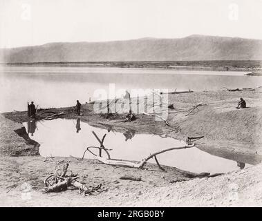 Fotografia d'epoca del XIX secolo: Il Mar Morto è un lago salato delimitato dalla Giordania ad est e da Israele e dalla Cisgiordania ad ovest. Si trova nella Jordan Rift Valley e il suo principale affluente è il fiume Jordan. Foto Stock