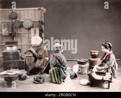 C. 1880 Giappone - Giovani donne cucinare un pasto Foto Stock