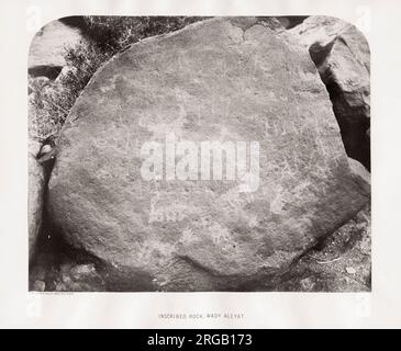 Fotografia d'epoca del XIX secolo: Sergente James McDonald (attivo 1865-9). Ordnance Survey of the Peninsula of Sinai by the Royal Engineers - Inscined rock, Wady Aleyat. Foto Stock