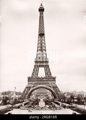 Foto d'annata tardo 19 ° secolo: Torre Eiffel, Parigi, Francia. circa 1890's. Foto Stock