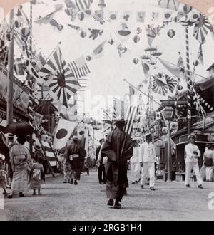 Decorazioni e bandiere, Benten Dori, Giappone, che celebra una vittoria nella guerra russo-giapponese, 1904-5, vintage primi anni 20th ° secolo fotografia Foto Stock