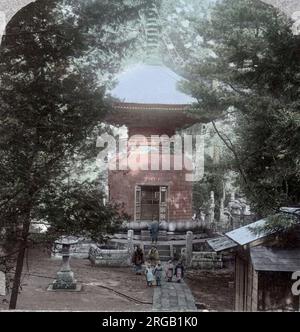 Tomba a Ikegami, vicino a Tokyo, Giappone, c.1900 Fotografia vintage dei primi del 20th ° secolo Foto Stock