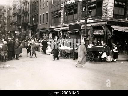 Nei primi anni del XX secolo vintage premere fotografia - spingere il carrello fornitori Lower East Side di Manhattan, New York, c.1920s Foto Stock