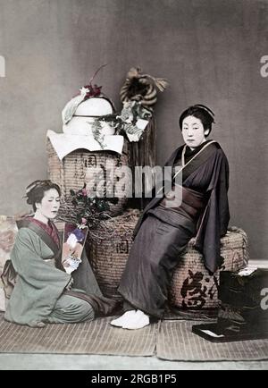 c. 1880's Giappone - due geishe con cesti e fiori Foto Stock