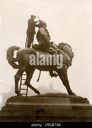 Fotografia della stampa vintage dei primi anni del 20th° secolo - pulizia della statua equestre di Frederick Roberts, 1st Earl Roberts di Harry Bates, installata alla Horse Guards Parade di Londra, Regno Unito Foto Stock