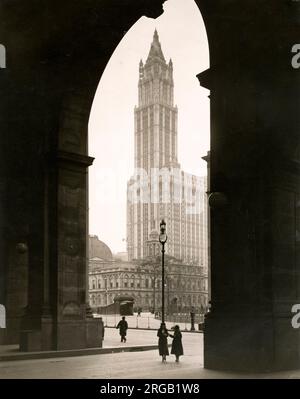 Nei primi anni del XX secolo vintage premere fotografia - Vista del Woolworth Building, Manhattan, New York, attraverso un arco. Foto Stock