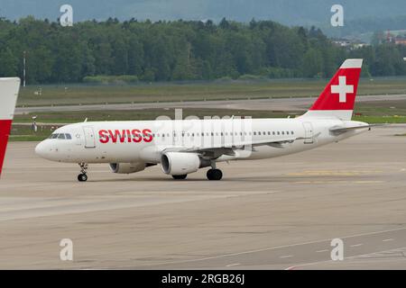 Zurigo, Svizzera, 19 maggio 2023 HB-IJP compagnie aeree internazionali svizzere Airbus A320-214 è in fase di rullaggio sul piazzale Foto Stock