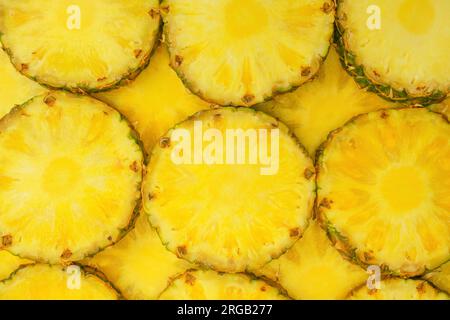 Fette gialle succose di ananas come sfondo. Vista dall'alto. Foto Stock