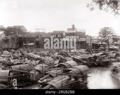 Imbarcazioni da fiume a una banchina, Canton (Guanzhou) Cina, c.1880's Foto Stock