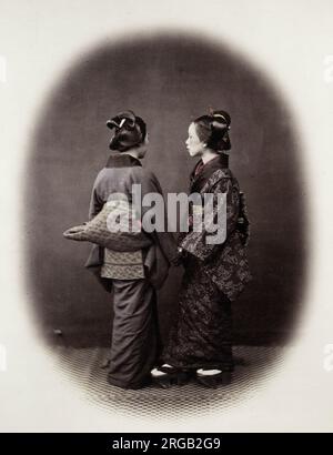 Giappone 1860 - ritratto di due giovani donne in kimono ornato e obi sash Felix Beato (1832 - 29 gennaio 1909), fotografo italo-britannico che lavora principalmente in India, Giappone, Cina Foto Stock