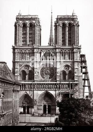 c.1880 - Francia Parigi Cattedrale di Notre Dame, impalcatura sul lato. Foto Stock