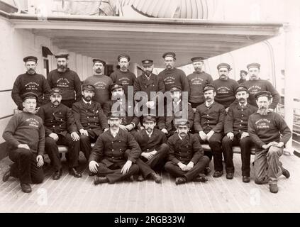 1889 fotografia - RMS Teutonico - da un album di immagini relative al lancio del vaso che è stato costruito da Harland e Wolff a Belfast per la White Star Line - in seguito per ottenere notorietà come il proprietario del Titanic. L'album mostra gli interni della nave, membro dell'equipaggio, crociere di prova, compresa una visita a bordo mediante il Kaiser tedesco e il Principe di Galles, così come molte immagini di altri visitatori. Questa immagine - Capo ingegnere e motore del personale di sala Foto Stock