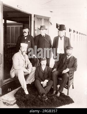 1889 fotografia - RMS Teutonico - da un album di immagini relative al lancio del vaso che è stato costruito da Harland e Wolff a Belfast per la White Star Line - in seguito per ottenere notorietà come il proprietario del Titanic. L'album mostra gli interni della nave, membro dell'equipaggio, crociere di prova, compresa una visita a bordo mediante il Kaiser tedesco e il Principe di Galles, così come molte immagini di altri visitatori. Questa immagine - gli ospiti a bordo della nave per una crociera di prova Foto Stock