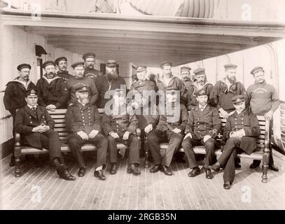 1889 fotografia - RMS Teutonico - da un album di immagini relative al lancio del vaso che è stato costruito da Harland e Wolff a Belfast per la White Star Line - in seguito per ottenere notorietà come il proprietario del Titanic. L'album mostra gli interni della nave, membro dell'equipaggio, crociere di prova, compresa una visita a bordo mediante il Kaiser tedesco e il Principe di Galles, così come molte immagini di altri visitatori. Questa immagine - il capitano, gli ufficiali e sottufficiali Foto Stock