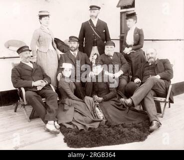 1889 fotografia - RMS Teutonico - da un album di immagini relative al lancio del vaso che è stato costruito da Harland e Wolff a Belfast per la White Star Line - in seguito per ottenere notorietà come il proprietario del Titanic. L'album mostra gli interni della nave, membro dell'equipaggio, crociere di prova, compresa una visita a bordo mediante il Kaiser tedesco e il Principe di Galles, così come molte immagini di altri visitatori. Questa immagine - gli ospiti a bordo della nave per una crociera di prova Foto Stock