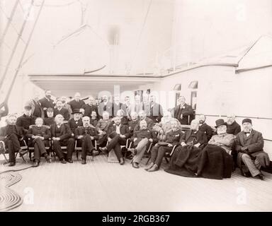 1889 fotografia - RMS Teutonico - da un album di immagini relative al lancio del vaso che è stato costruito da Harland e Wolff a Belfast per la White Star Line - in seguito per ottenere notorietà come il proprietario del Titanic. L'album mostra gli interni della nave, membro dell'equipaggio, crociere di prova, compresa una visita a bordo mediante il Kaiser tedesco e il Principe di Galles, così come molte immagini di altri visitatori. Questa immagine - gli ospiti su una crociera di prova Foto Stock