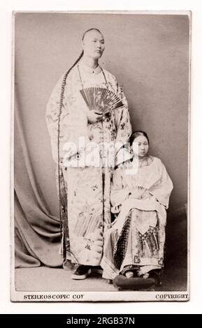 Chang Woo Gow, o 'Chang il Â circo cinese GiantÃ¢Â, mostra performer in occidente, probabilmente fotografato con la sua prima moglie Kin Foo, anni '1860. Foto Stock