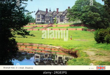 Bramall Hall - una casa padronale in gran parte Tudor a Bramhall, all'interno del Metropolitan Borough di Stockport, Greater Manchester, Inghilterra. Si tratta di un edificio a graticcio, le cui parti più antiche risalgono al XIV secolo, con aggiunte successive del XVI e XIX secolo. Foto Stock