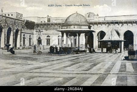 Cortile della grande Moschea omayyade di Aleppo, Siria. La moschea è presumibilmente sede dei resti di Zaccaria, il padre di Giovanni Battista, entrambi venerati nell'Islam e nel cristianesimo. Foto Stock