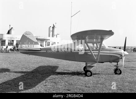 Piper PA-22-150 Tri-Pacer G-ARGX (msn 22-7616), di Oxford Aviation, al di fuori del circolo, all'aeroporto di Newcastle, il 21 maggio 1961. Foto Stock